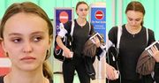 Zmęczona Lily-Rose Depp w stylizacji na podróż