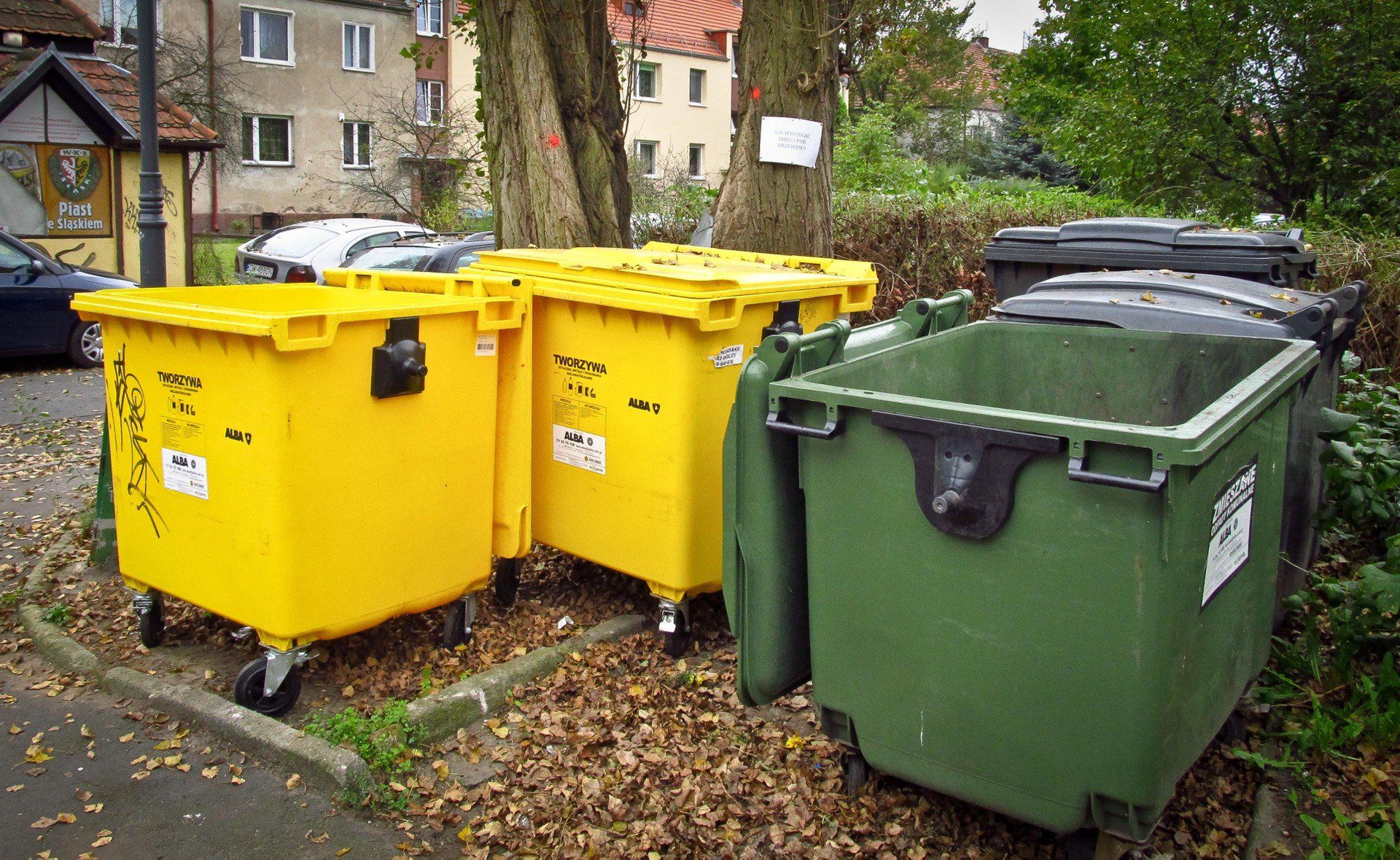 Do segregacji wykorzystujemy pięć podstawowych pojemników na odpady pozwalających na właściwą utylizację większości produktów.Wyróżnia się następujące kontenery: brązowy to odpady biodegradowalne, czarny to odpady zmieszane, niebieski to papier, zielony to szkło, żółty to tworzywa sztuczne oraz metal.