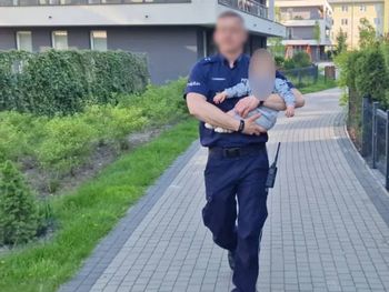 Zostawiła w domu roczne dziecko i pijana pojechała na zakupy. Policjanci zatrzymali 35-latkę