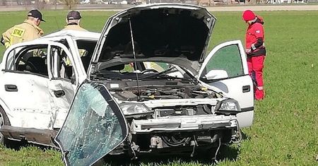 Łódzkie. Nie ustąpiła pierwszeństwa. Jedna osoba nie żyje, 5 jest rannych