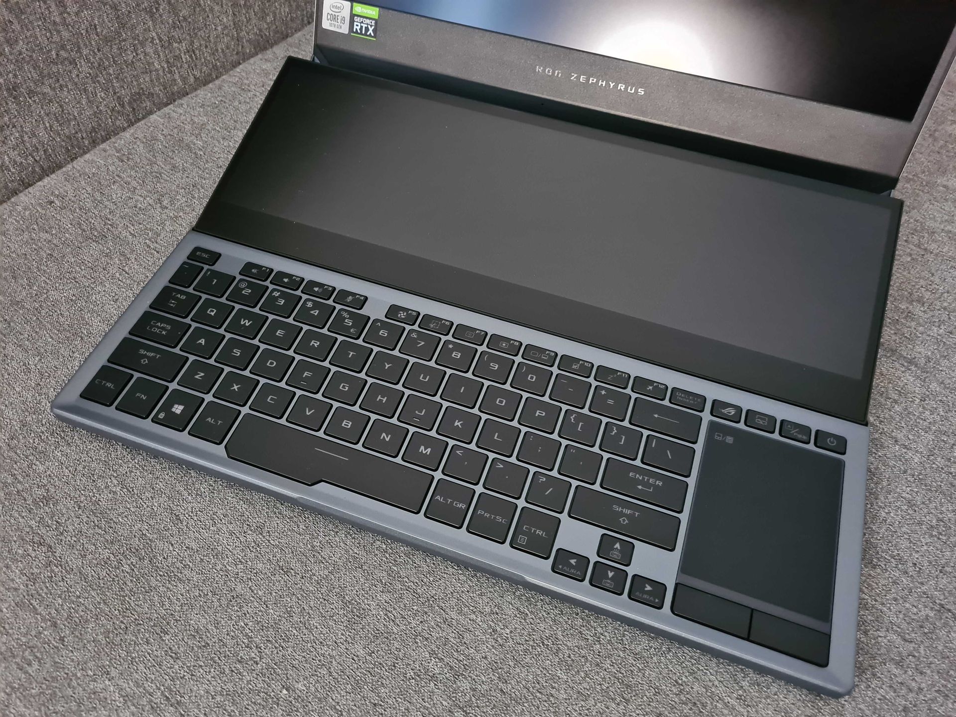 ASUS ROG Zephyrus Duo 15 – test. Granie na dwóch ekranach 6