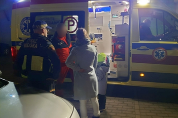 W szkole trwał bal, a 12-latka leżała na chodniku. Nikt nie umiał jej pomóc