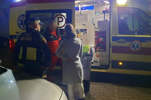 W szkole trwał bal, a 12-latka leżała na chodniku. Nikt nie umiał jej pomóc