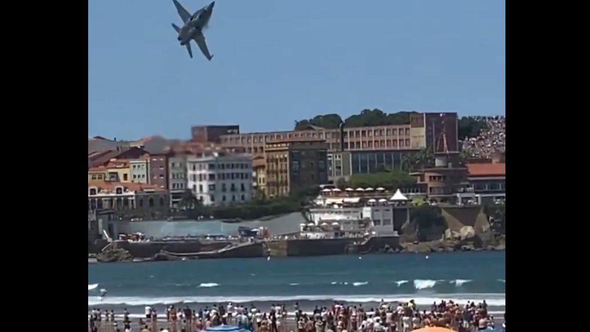 Hiszpański F/A-18 Hornet podczas pokazu w Gijón.