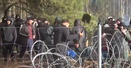 Tłum przy polsko-białoruskiej granicy. Migranci próbują siłowo forsować zabezpieczenia