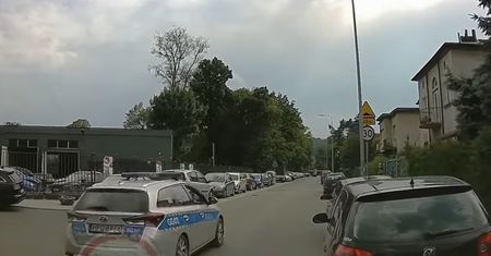 Policjant zapomniał przepisów. Zabawna scena na drodze