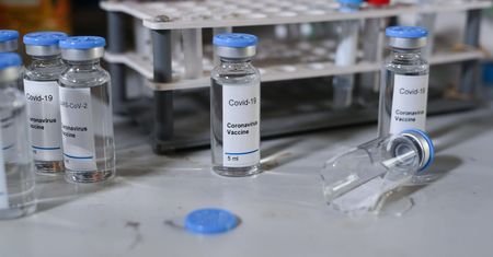 Koronawirus. Wielka Brytania podjęła decyzję ws. szczepionki firmy Pfizer