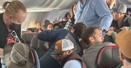 Awantura w samolocie. Pasażer chciał otworzyć drzwi wyjściowe