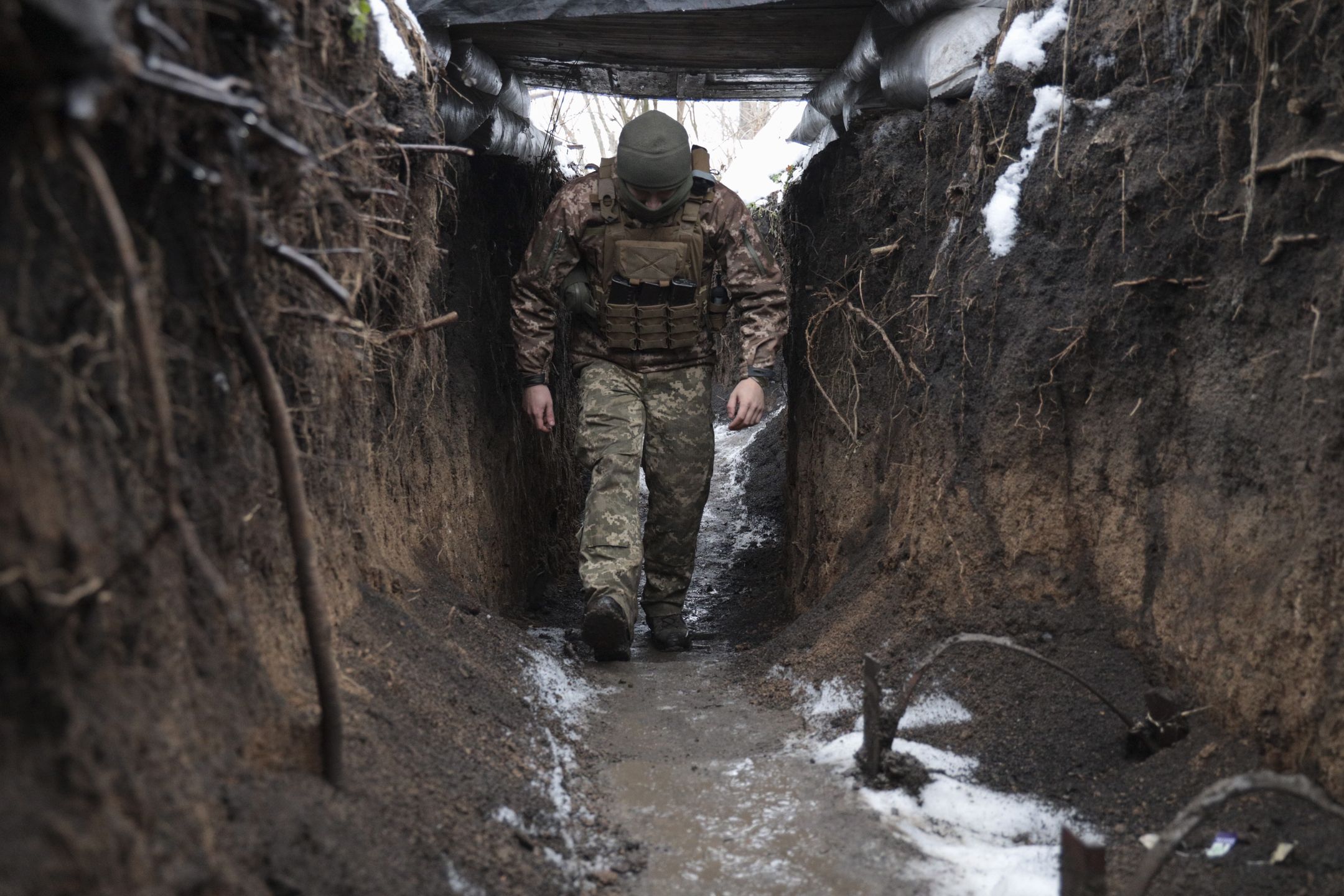 epaselect epa09723295 A Ukrainian serviceman patrols at the front line, not far from the pro-Russian-militants-controlled city of Donetsk, Ukraine, 02 February 2022 amid escalation on the Ukraine - Russian border.  EPA/STANISLAV KOZLIUK Dostawca: PAP/EPA.