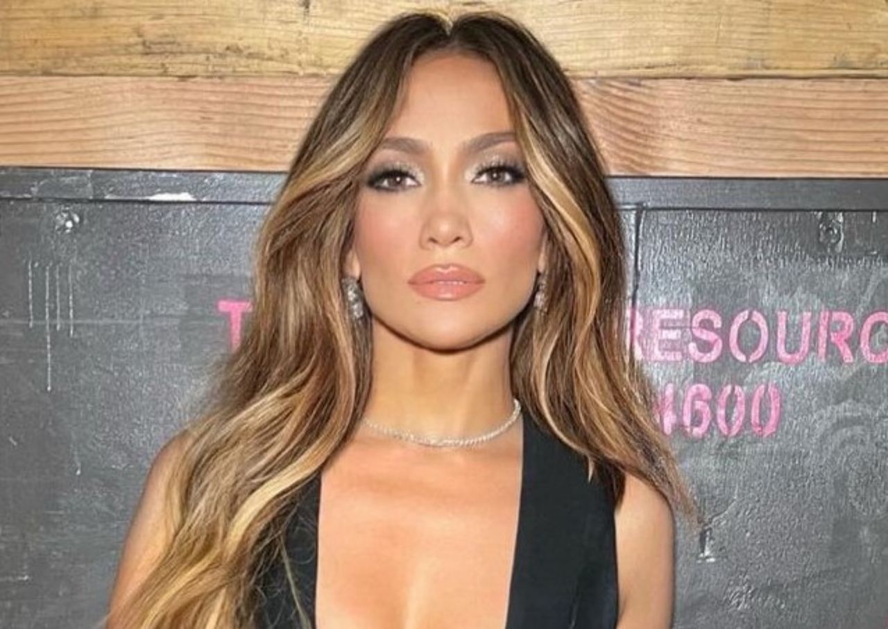 Jennifer Lopez nosi paznokcie w modnym kolorze na jesień 