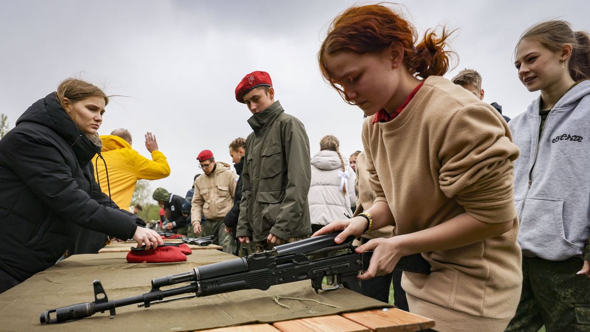 Dzieci w Rosji przechodzą patriotyczne szkolenia, podczas któryc