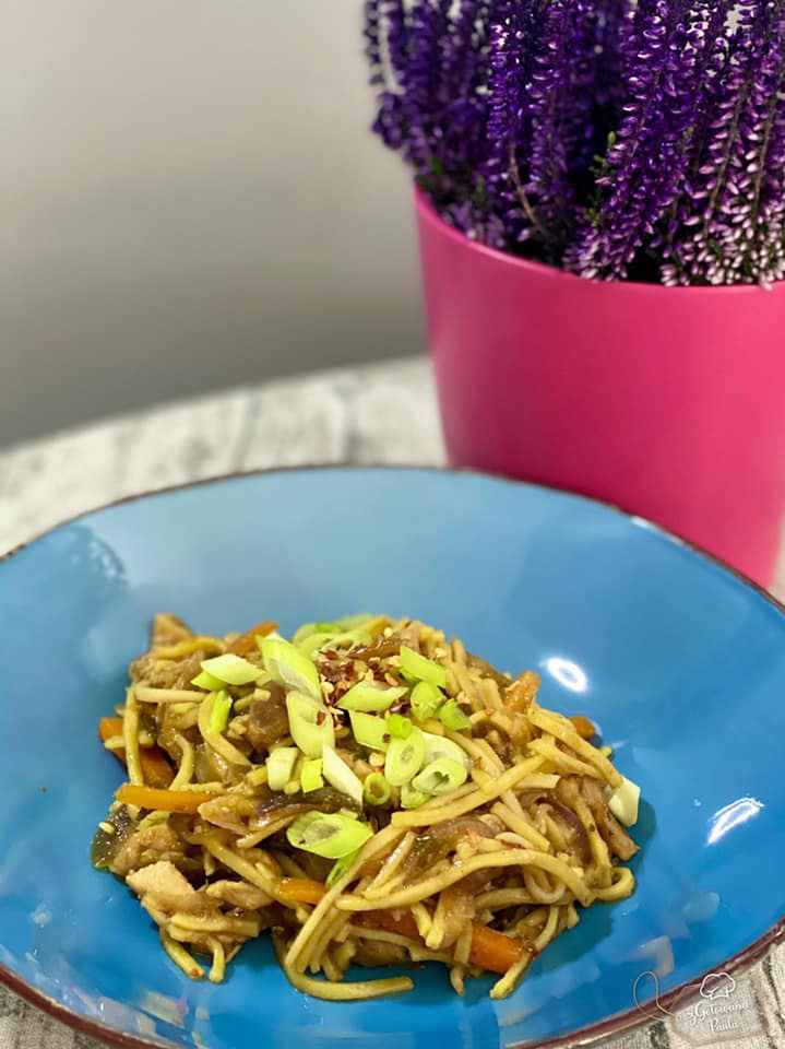 Kurczak stir-fry z warzywami. Szybki obiad w azjatyckim stylu