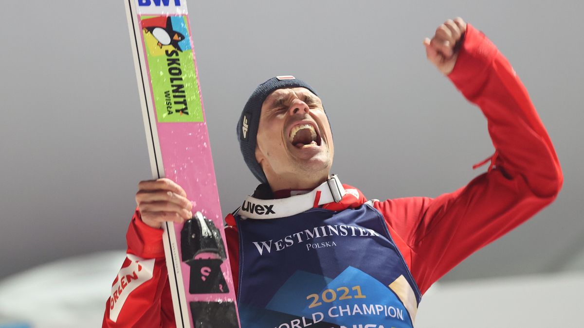 Planica, Słowenia, 25.02.2023. Mistrzostwa świata w narciarstwie klasycznym Planica 2023. Polak Piotr Żyła cieszy się ze zwycięstwa po konkursie skoków narciarskich na skoczni HS 100, 25 bm. (gj) PAP/Grzegorz Momot