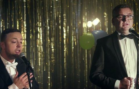 "Trzeba mieć specjalną skrzynię" - Artur Andrus i Czesław śpiewają w szkole urodzenia