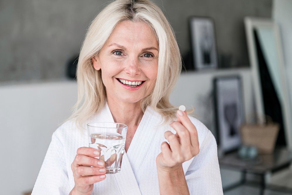 Kobieta biorąca tabletkę - zdjęcie