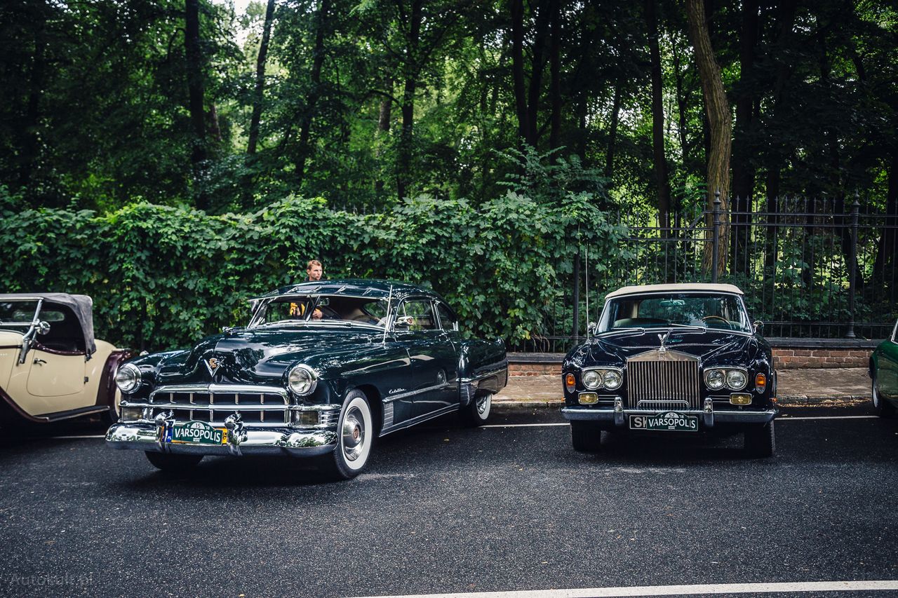 W stawce pojawiły się luksusowy Cadillac 62 Sedanette i Rolls-Royce Corniche (fot. Mateusz Żuchowski)