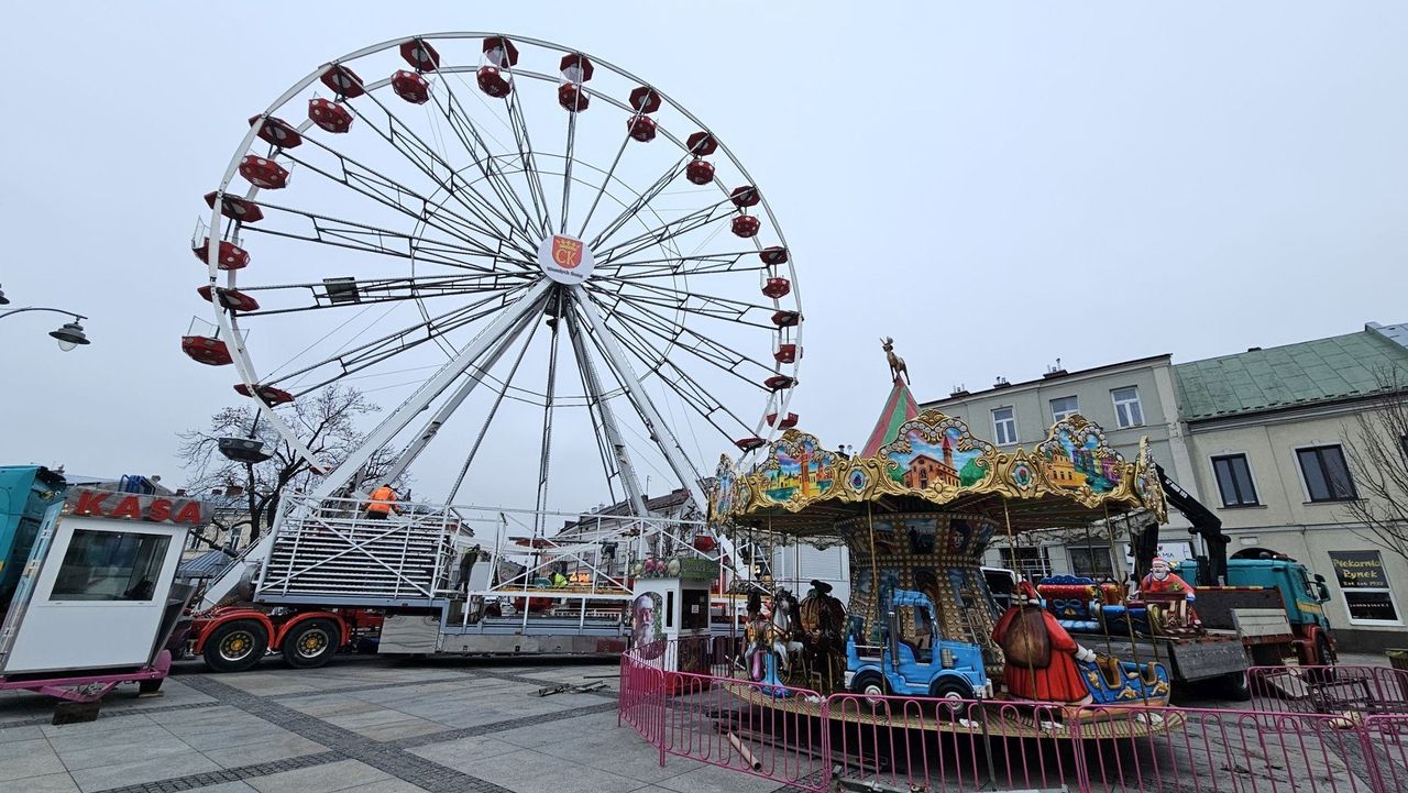 Kielce: Diabelskie koło na Rynku prawie gotowe. Kiedy ruszy atrakcja?