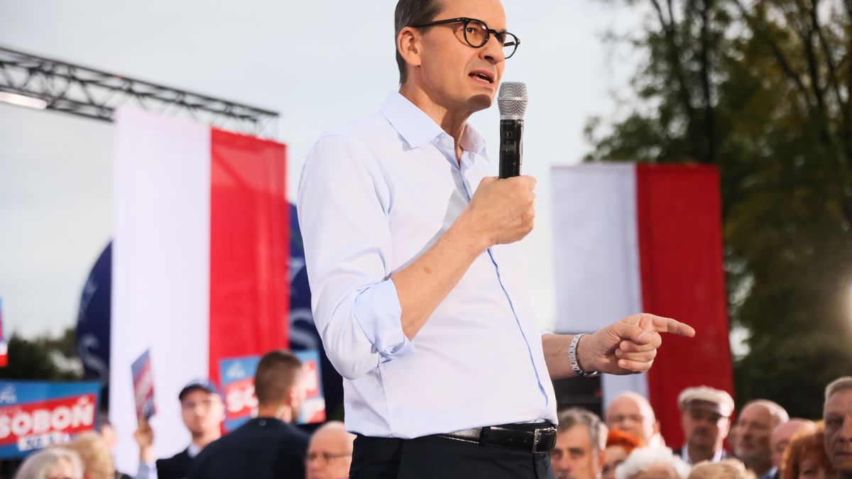 Kraśnik, 25.09.2023. Kampania wyborcza do parlamentu 2023. Premier Mateusz Morawiecki (C) podczas spotkania z mieszkańcami "Porozmawiajmy o naszej wspólnej przyszłości", 25 bm. W Kraśniku. (ad) PAP/Leszek Szymański