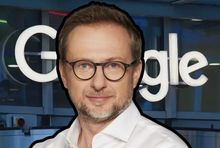 Prezes Agory Bartosz Hojka na tle logo Google