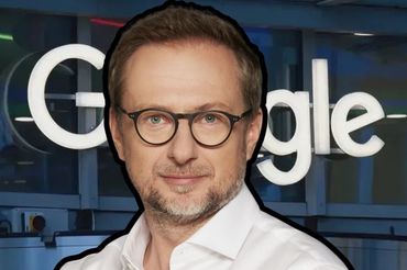 Prezes Agory Bartosz Hojka na tle logo Google