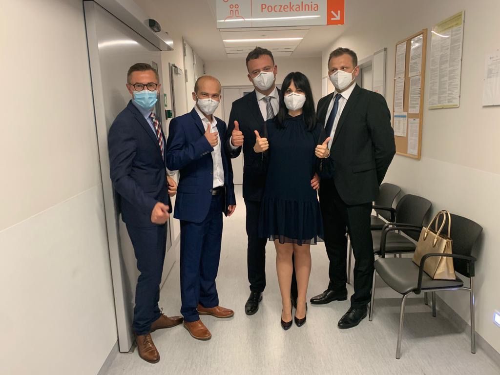 Zespół specjalistów wykonujących przeszczep. Od lewej: dr Tomasz Stącel (kardiochirurg), Remigiusz Antonczyk (kardiochirurg), Marek Ochman (pulmonolog,transplantolog), Anna Pióro (anestezjolog), Maciej Urlik (kardiochirurg) 