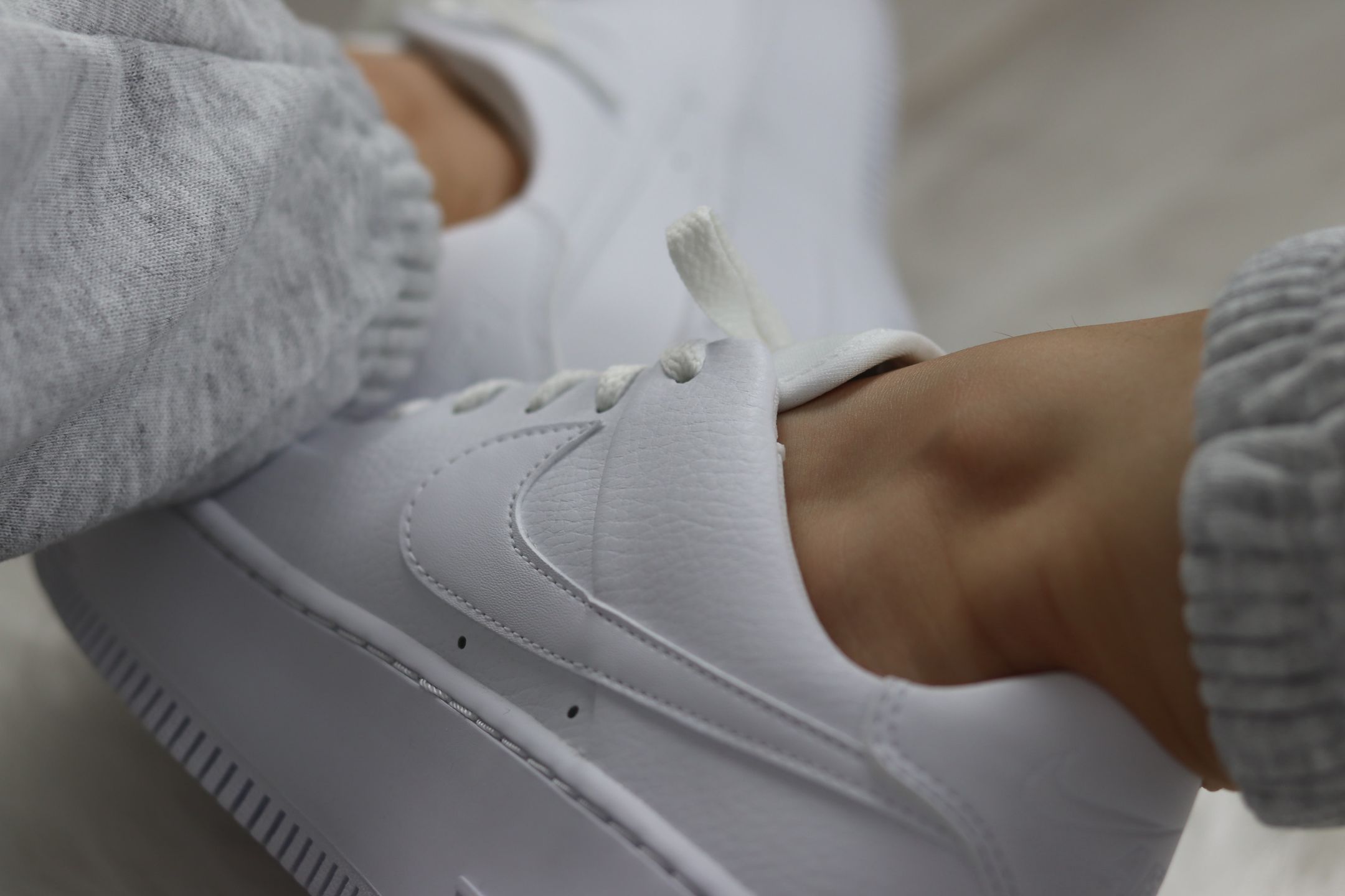 Białe sneakersy to hit każdej wiosny