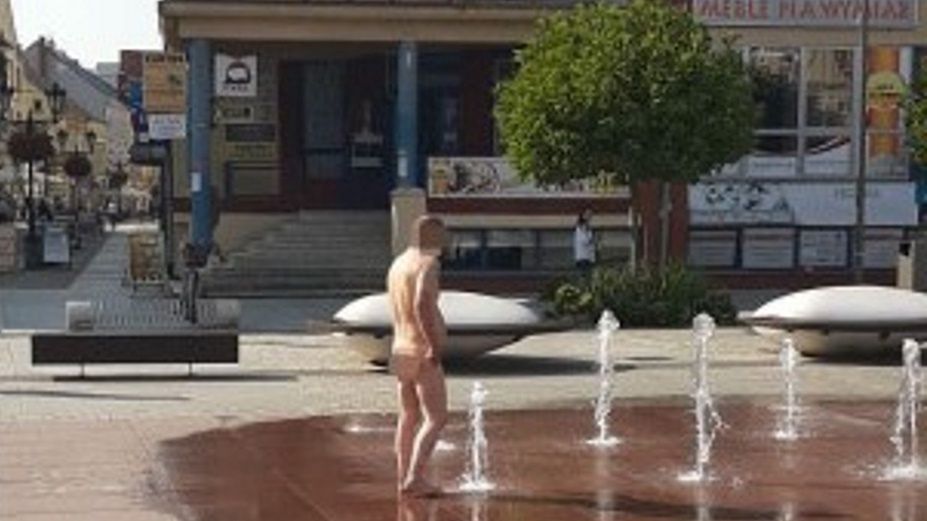 Mężczyzna postanowił umyć się w miejskiej fontannie.