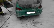 Pożar samochodu osobowego w pobliżu stacji paliw