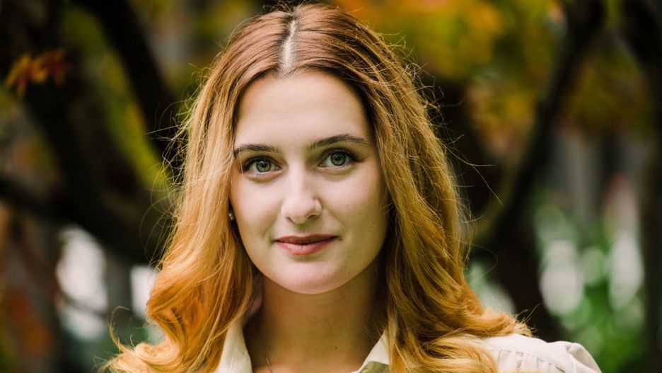piękna blondynka na tle drzewa