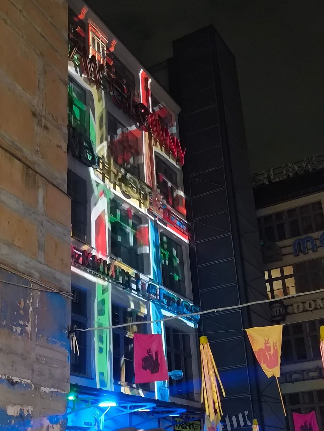 Pokaz neonów trwał kilkanaście minut, a wizualizacje świetlne wyświetlano na ścianie nad &#34;Recepcją&#34;. Spektakl podzielono na kilka tematycznych segmentów, z których każdy nawiązywał do innej instalacji. Publiczność mogła zobaczyć m.in. kwiaty pnące się po ścianach czy plątaninę torów kolejowych. Całość dopełniała specjalnie dobrana muzyka oraz nagrania dźwiękowe, m.in. z wrocławskiego Dworca Głównego.