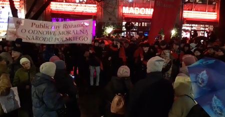 Różaniec przed Madonną. Wkracza Babcia Kasia w tęczowej czapce