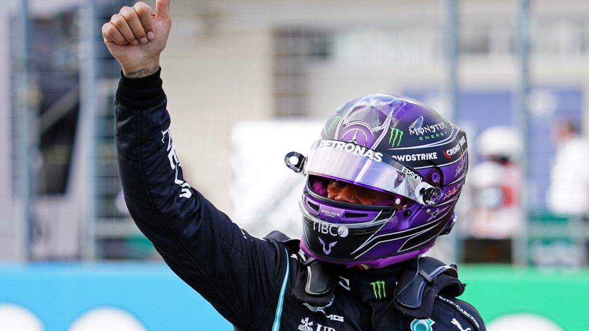 epa09542354 British Formula One driver Lewis Hamilton of Mercedes-AMG Petronas gestures to the crowd after the qualification session of the Formula One Grand Prix of the US at the Circuit of The Americas in Austin, Texas, USA, 23 October 2021. The Formula 1 United States Grand Prix 2021 is held on 24 October 2021. Dutch Formula One driver Max Verstappen took pole position in the qualifying session ahead of Lewis Hamilton.  EPA/SHAWN THEW Dostawca: PAP/EPA.