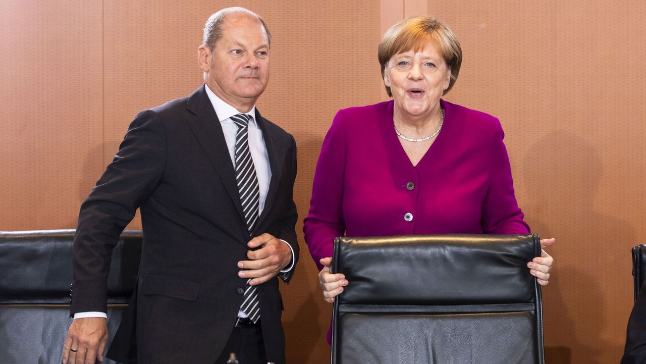 Olaf Scholz, aktualny kanclerz Niemiec i jego poprzedniczka,  Angela Merkel 