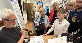 Mnóstwo ludzi na spotkaniu z Rafałem Oblińskim w Teatrze imienia Stefana Żeromskiego w Kielcach