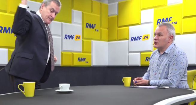 Piotr Gliński przerwał rozmowę z Robertem Mazurkiem w RMF FM po pytaniach o obniżenie dotacji dla ECS (wideo)