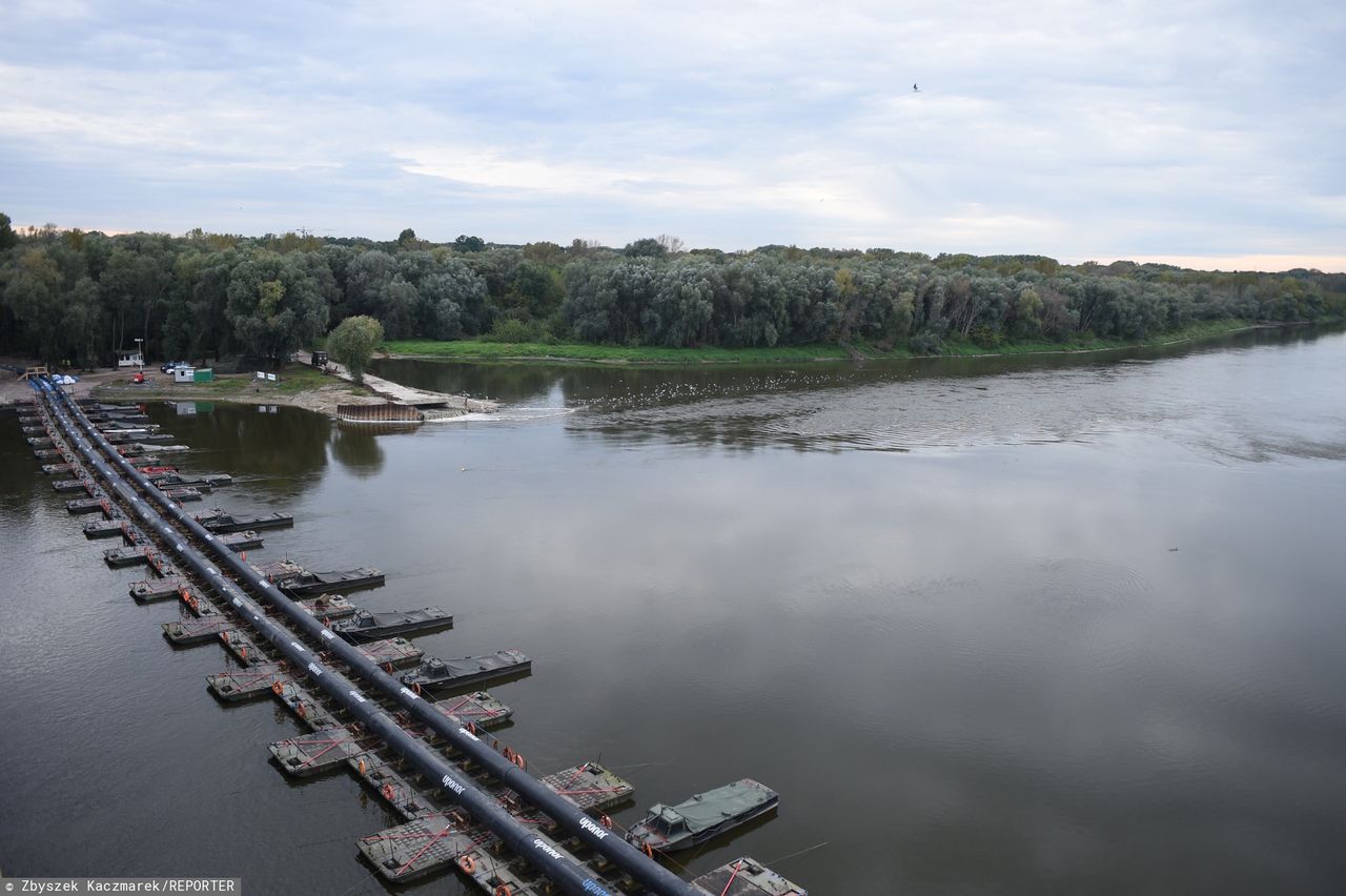 Warszawa. Ścieki nadal w Wiśle. Przedłuża się naprawa usterki pompy