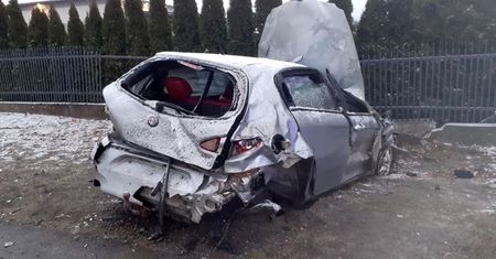 Pilzno. Auto rozbite po dachowaniu. Ranna 19-latka i jej kolega