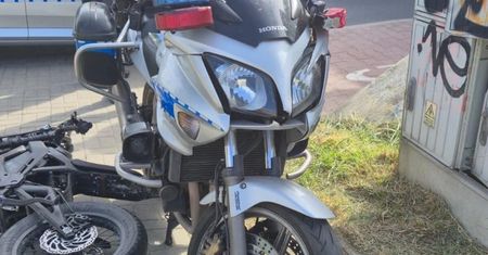 Szaleńczy pościg ulicami Lublina. Kierowca crossa wjechał w policyjny motocykl i skrzynkę elektryczną