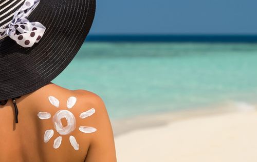 Na plaży warto pamiętać o zdrowym i odpowiedzialnym opalaniu