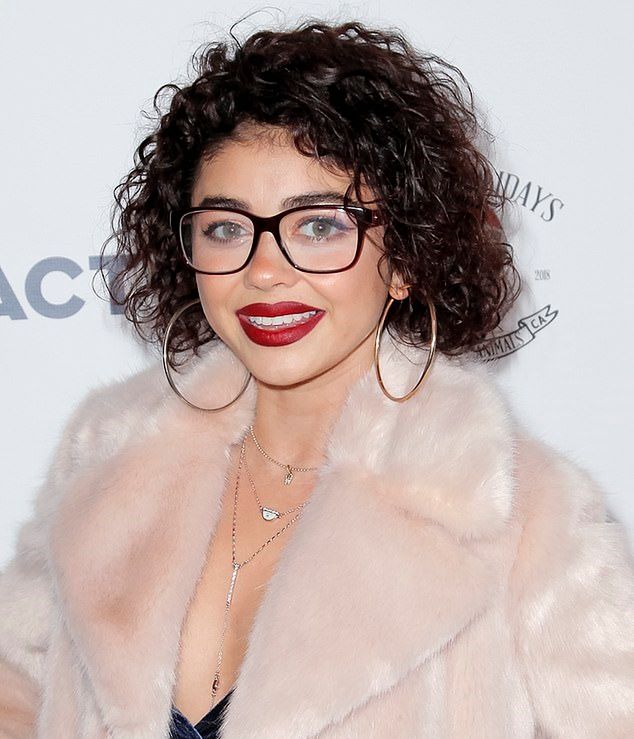 Odrastające włosy Sarah Hyland są krótkie i kręcone