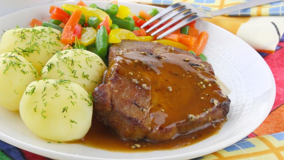 Co jedzą Polacy? Schabowy i ziemniaki nadal na topie