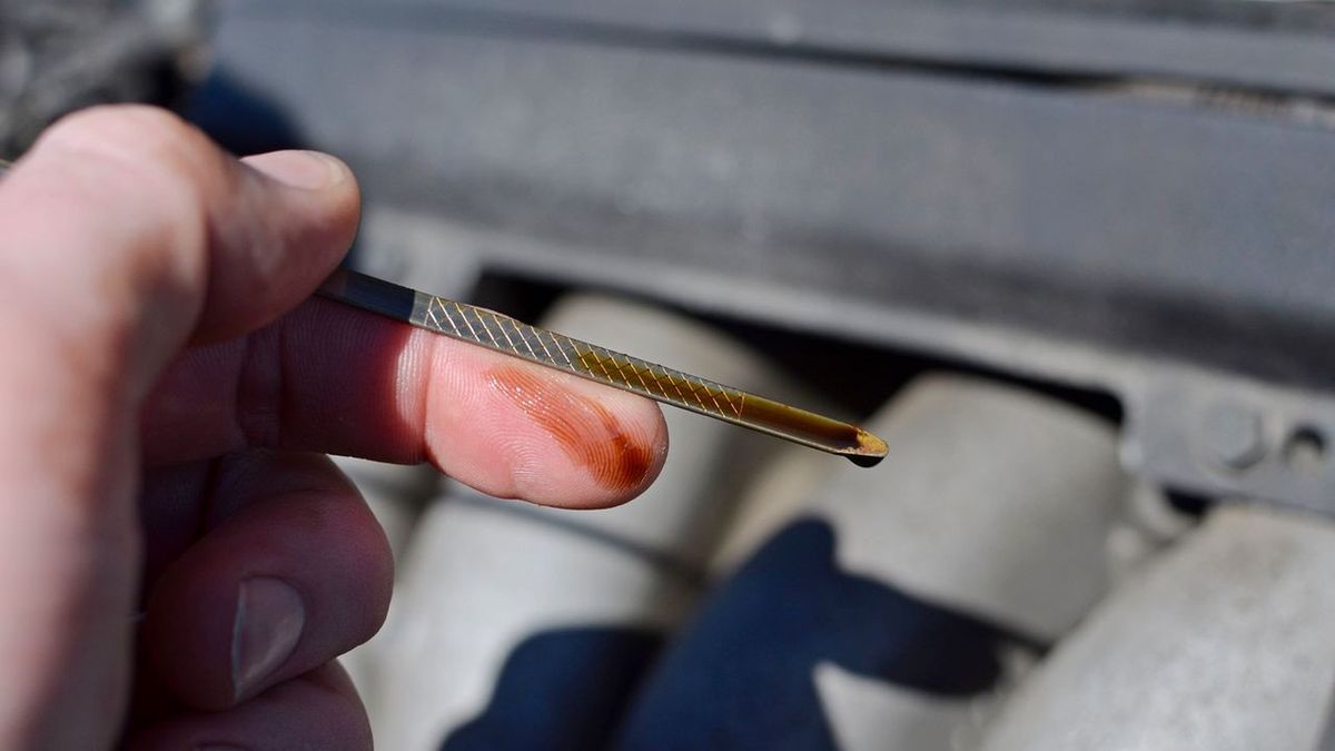 Sprawdzanie poziomu oleju silnikowego