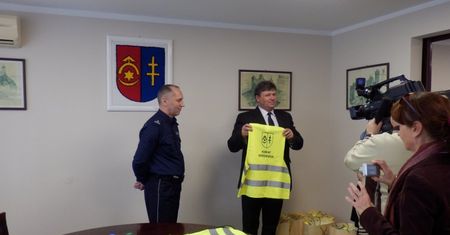 Starostwo powiatowe przekazało ostrowieckiej policji 140 sztuk kamizelek odblaskowych