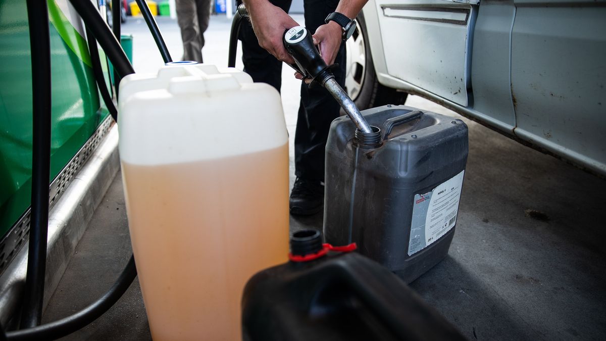 Zdaniem eksperta nie należy tankować na zapas mimo niskich cen paliw 