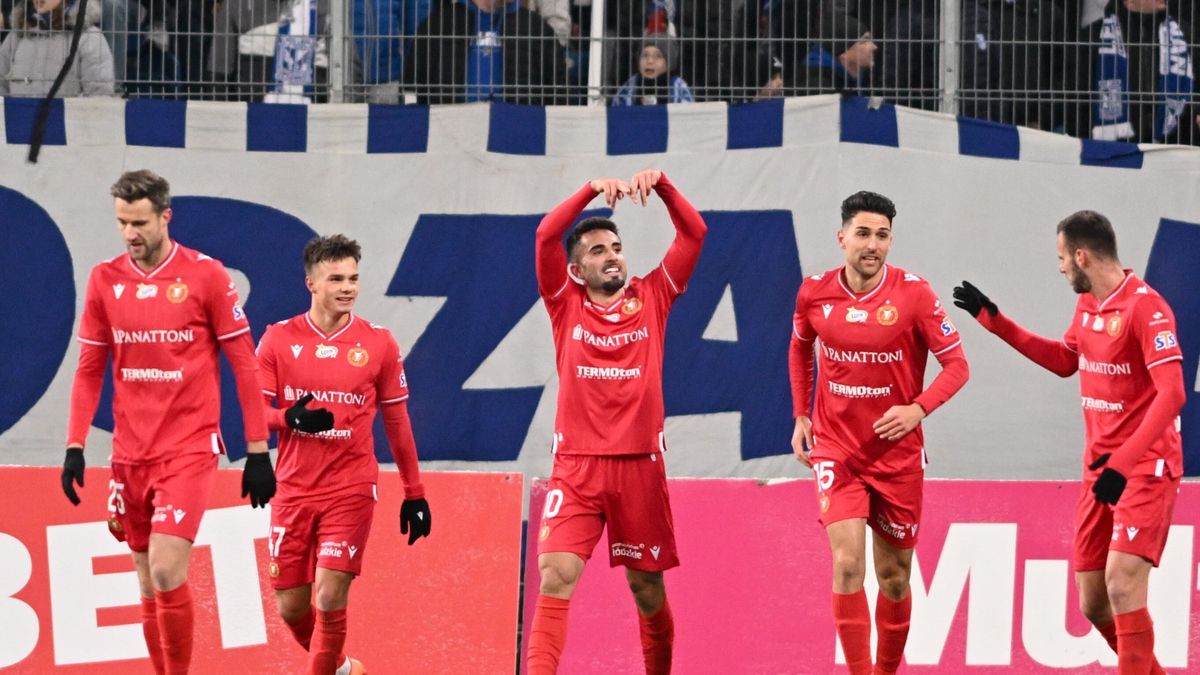 Piłkarze Widzewa Łódź w trakcie niedzielnego meczu z Lechem Poznań.