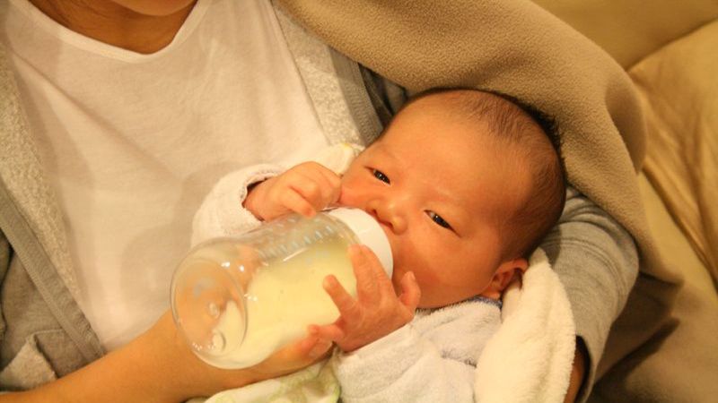 Karmienie butelką noworodka