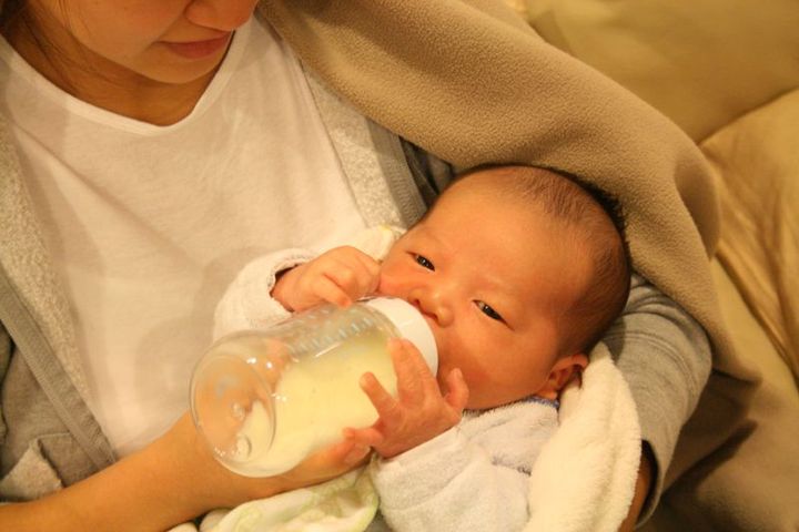 Karmienie butelką noworodka