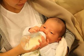 Karmienie butelką noworodka. Jak zadbać o wygodę podczas karmienia?