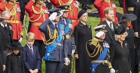Książę Harry nie salutował przed trumną królowej Elżbiety. Dlaczego?