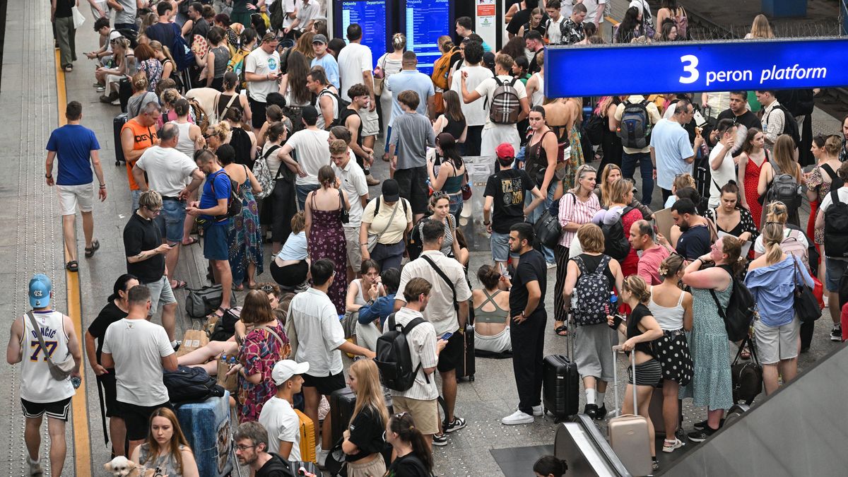 Warszawa, 28.06.2026. Pasażerowie czekają na peronie dworca Warszawa Centralna, 29 bm. W związku z licznymi awariami sieci trakcyjnej spowodowanymi wysokimi temperaturami i utrudnieniami w ruchu PKP, występują opóźnienia w kursowaniu pociągów. (mr) PAP/Radek Pietruszka